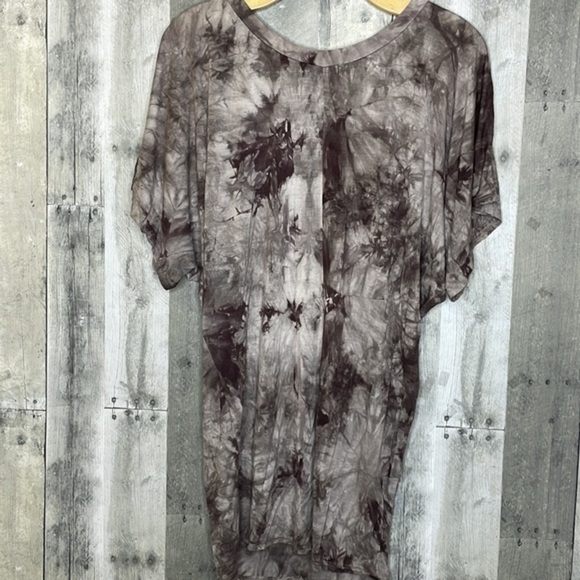 LOCK & Love short sleeve v-neck tee shirt.  Tapered fit. Super soft. Size medium - Picture 5 of 11